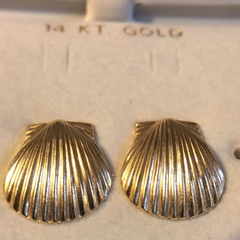 Solid 14k Yellow Gold Shell Stud Earrings. Preown… - image 2